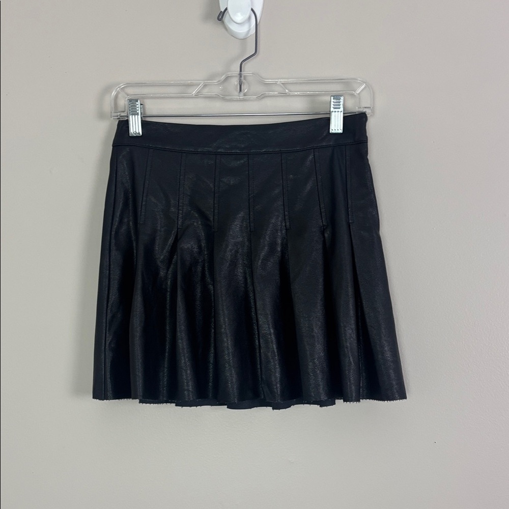 Le Lis Classic Black Mini Skater Skirt Faux Leather Zippered Closure Small